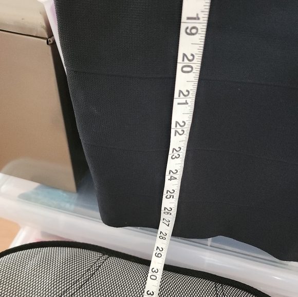 Guess women's stretchy, sophisticated dress. - Picture 5 of 8